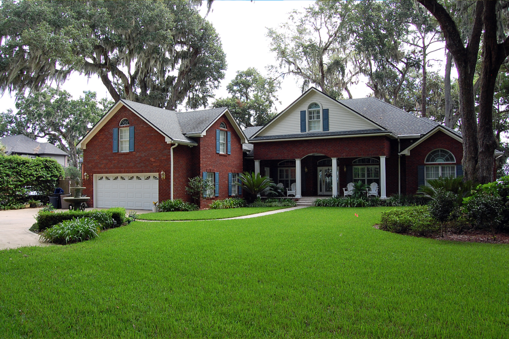 Healthy green lawn and landscaped Florida home representing Bug Cops lawn and ornamental care in Clay and Putnam Counties